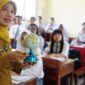 Seorang guru sedang memegang bola dunia  sambil mengajar para siswa di ruang kelas (Foto: Dokumentasi indonesia.go.id)