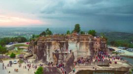 Tebing Breksi adalah salah satu tempat wisata di Yogyakarta yang jadi buruan wisatawan (Foto: Shutterstock)