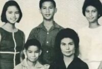 Momen kebersamaan Presiden Prabowo Subianto (tengah-atas) bersama saudara-saudaranya dan sang Ibu Dora Sigar (kanan depan) (Foto: Instagram/@prabowo)