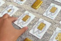 Seseorang memegang logam mulia produksi Aneka Tambang (Antam) (Foto: IG Antam)