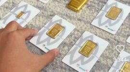 Seseorang memegang logam mulia produksi Aneka Tambang (Antam) (Foto: IG Antam)