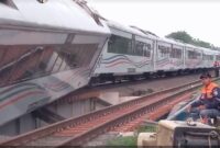 Kereta Api Purwojaya relasi Gambir-Kroya mengalami anjlok saat melintas di Bekasi, Sabtu (25/10/2025) (Foto: RRI/Leny Kurniawati)