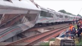 Kereta Api Purwojaya relasi Gambir-Kroya mengalami anjlok saat melintas di Bekasi, Sabtu (25/10/2025) (Foto: RRI/Leny Kurniawati)