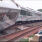 Kereta Api Purwojaya relasi Gambir-Kroya mengalami anjlok saat melintas di Bekasi, Sabtu (25/10/2025) (Foto: RRI/Leny Kurniawati)