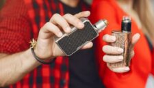 Ilustrasi orang memegang vape atau rokok elektrik (Foto: Freepik)