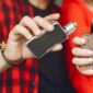 Ilustrasi orang memegang vape atau rokok elektrik (Foto: Freepik)