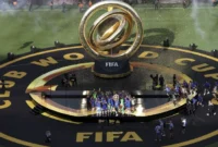 Manajer Chelsea, Enzo Maresca, mengangkat trofi saat merayakannya bersama rekan-rekan setimnya setelah menjuarai Piala Dunia Antarklub di Stadion MetLife, East Rutherford, New Jersey, A.S, Minggu (13/7/2025). (Foto: Jeenah Moon/REUTERS)