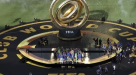 Manajer Chelsea, Enzo Maresca, mengangkat trofi saat merayakannya bersama rekan-rekan setimnya setelah menjuarai Piala Dunia Antarklub di Stadion MetLife, East Rutherford, New Jersey, A.S, Minggu (13/7/2025). (Foto: Jeenah Moon/REUTERS)