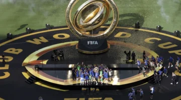 Manajer Chelsea, Enzo Maresca, mengangkat trofi saat merayakannya bersama rekan-rekan setimnya setelah menjuarai Piala Dunia Antarklub di Stadion MetLife, East Rutherford, New Jersey, A.S, Minggu (13/7/2025). (Foto: Jeenah Moon/REUTERS)