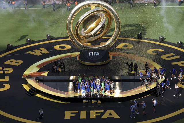 Manajer Chelsea, Enzo Maresca, mengangkat trofi saat merayakannya bersama rekan-rekan setimnya setelah menjuarai Piala Dunia Antarklub di Stadion MetLife, East Rutherford, New Jersey, A.S, Minggu (13/7/2025). (Foto: Jeenah Moon/REUTERS)