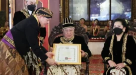 Ketua DPD RI AA LaNyalla Mahmud Mattalitti bersama Kanjeng Susuhunan Pakubuwono XIII dalam Tingalandalem Jumenengan Sampeyandalem Ingkang Sinuhun Kanjeng Susuhunan Pakoe Boewono XIII ke-18 di Keraton Kasunanan Surakarta Hadiningrat (27/2/2022). (Foto: Humas DPD RI-HO/ANTARA)