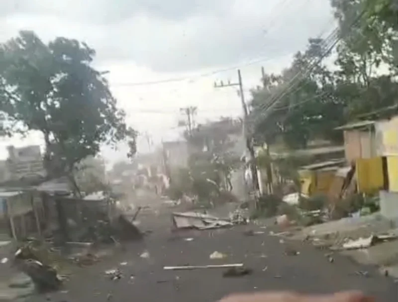 Angin puting beliuang terjang rumah warga di Kabupaten Malang, Minggu (2/11). (Foto: kumparan)