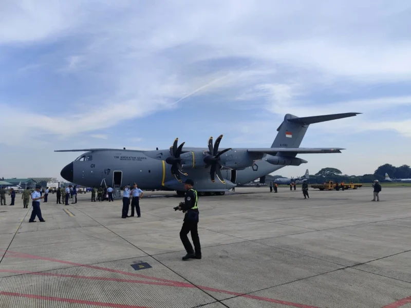 Pesawat Airbus A400M dengan nomor A4001 milik TNI AU tiba di Base Ops Halim Perdanakusuma pada Senin (3/11/2025). (Foto: Luthfi Humam/kumparan)