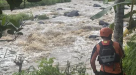 Tim SAR gabungan masih melakukan pencarian terhadap mahasiswa UIN yang hanyut Sungai Jolinggo, Kendal. (Foto: Dok. Istimewa)