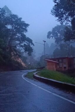 Akses Transportasi Lumpuh! Longsor dan Banjir Tutup Jalan Nasional Sumbar