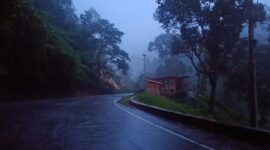 Longsor sebelum jembatan pergedel Lembah Anai, Tanah Datar, Sumatera Barat Kamis (27/11/2025) (Foto: istimewa)