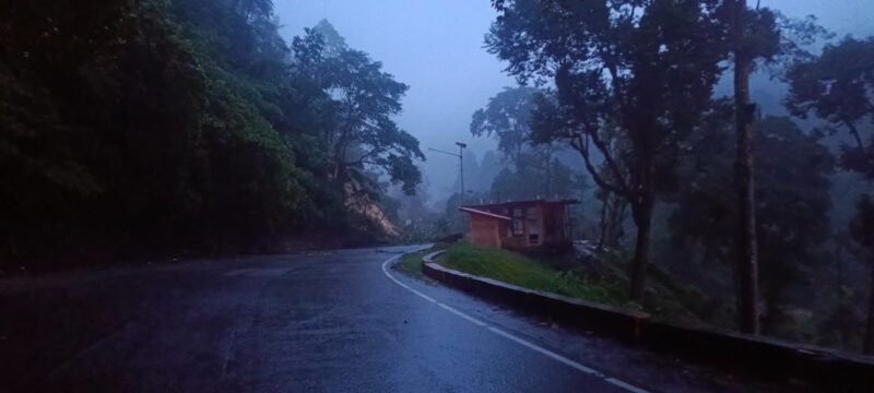 Longsor sebelum jembatan pergedel Lembah Anai, Tanah Datar, Sumatera Barat Kamis (27/11/2025) (Foto: istimewa)