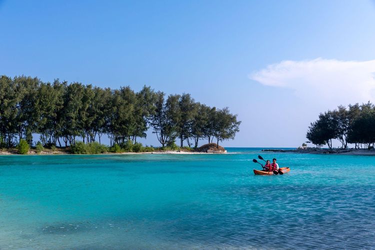 Ilustrasi menikmati wisata air di Kepulauan Seribu.(DOK. Kemenpar.)