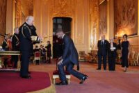 David Beckham (kanan) dianugerahi gelar kesatria oleh Raja Charles III (kiri) dalam upacara di Kastil Windsor, Selasa (4/11/2025) (Foto: Instagram/@davidbeckham)