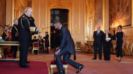 David Beckham (kanan) dianugerahi gelar kesatria oleh Raja Charles III (kiri) dalam upacara di Kastil Windsor, Selasa (4/11/2025) (Foto: Instagram/@davidbeckham)