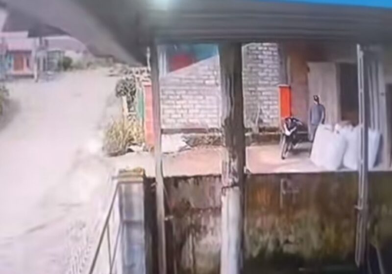 Maling Cabai Bermotor Nekat Beraksi Siang Hari di Kayu Aro Barat, Aksinya Terekam CCTV