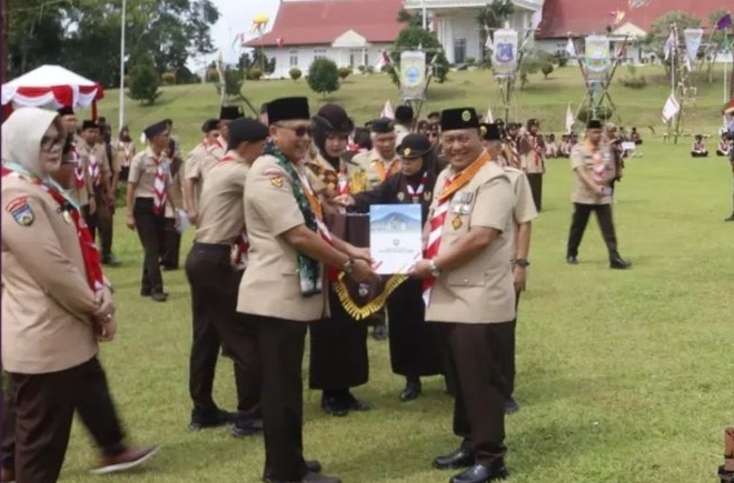 Walikota Alfin Dianugerahi Lencana Pramuka Perintis Utama dari Gubernur Jambi (Foto: Dok. Humas)