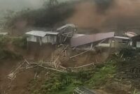 Longsor Puncak KM 13 Sungai Penuh: Satu Bangunan Ambruk, Akses Jalan Rawan (Foto: Istimewa)