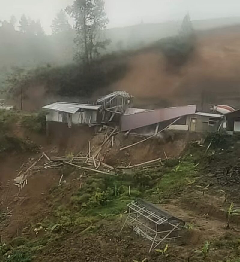 Longsor Puncak KM 13 Sungai Penuh: Satu Bangunan Ambruk, Akses Jalan Rawan (Foto: Istimewa)