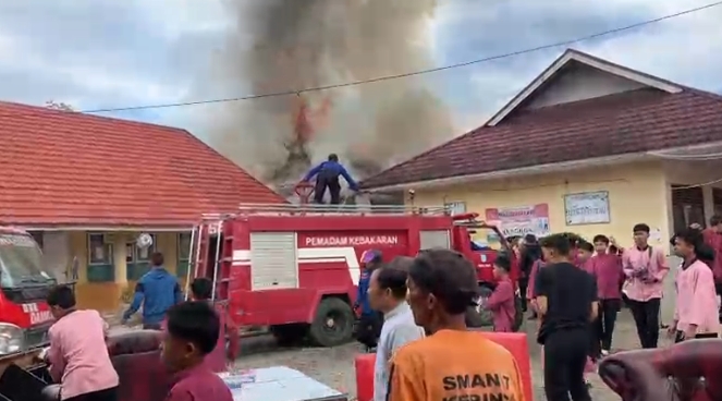 Kebakaran Hebat Melanda SMKN 5 Kerinci, Sejumlah Ruang Belajar Hangus Terbakar