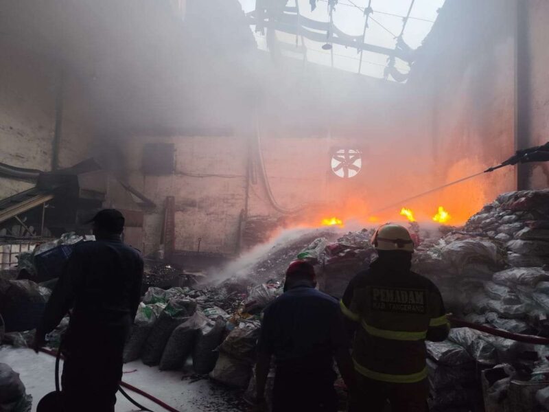 Petugas dari BPBD Kota Tangerang tengah berjilbaku memadamkan api pada pabrik olahan kayu, Jumat (7/11/2025) (Foto: RRI/Saadatuddaraen)