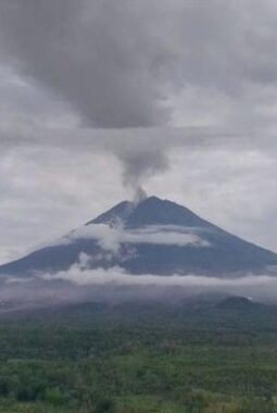 Status Awas Semeru: 32 Kali Gempa Guguran Terjadi dalam Enam Jam Terakhir