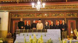 Momen kebersamaan Putri Pakubuwono XIII Hangabehi GKR Timoer Rumbai Kusuma Dewayani, (empat dari kanan), Putra Pakubuwono XIII Kanjeng Gusti Pangeran Harya (KGPH) Purbaya (tiga dari kiri), dan Menteri Kebudayaan Fadli Zon (tengah) sesaat melakukan takziah ke Keraton Surakarta Hadiningrat, Surakarta, Jawa Tengah, Selasa (4/11/2025)(Foto: Dokumentasi/Kementerian Kebudayaan)