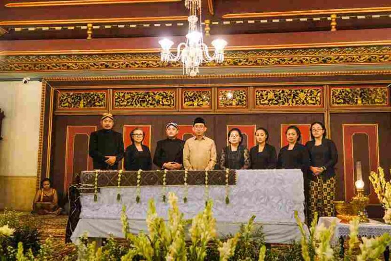 Momen kebersamaan Putri Pakubuwono XIII Hangabehi GKR Timoer Rumbai Kusuma Dewayani, (empat dari kanan), Putra Pakubuwono XIII Kanjeng Gusti Pangeran Harya (KGPH) Purbaya (tiga dari kiri), dan Menteri Kebudayaan Fadli Zon (tengah) sesaat melakukan takziah ke Keraton Surakarta Hadiningrat, Surakarta, Jawa Tengah, Selasa (4/11/2025)(Foto: Dokumentasi/Kementerian Kebudayaan)