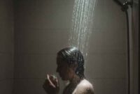 Mengenal Dark Showering: Ritual Mandi Gelap Bantu Tidur Nyenyak (Foto: gemini AI)