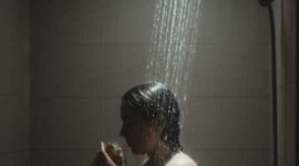 Mengenal Dark Showering: Ritual Mandi Gelap Bantu Tidur Nyenyak (Foto: gemini AI)