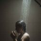 Mengenal Dark Showering: Ritual Mandi Gelap Bantu Tidur Nyenyak (Foto: gemini AI)