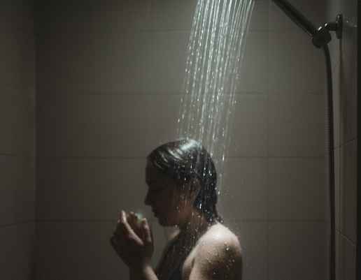Mengenal Dark Showering: Ritual Mandi Gelap Bantu Tidur Nyenyak (Foto: gemini AI)