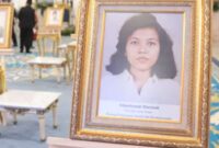 Foto Marsinah yang dipajang di Istana Kepresidenan sebelum upacara penganugerahan gelar Pahlawan Nasioanal, 10 Novemer 2025. (Foto: Tangkapan layar Youtube Prabowo Subianto)