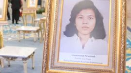 Foto Marsinah yang dipajang di Istana Kepresidenan sebelum upacara penganugerahan gelar Pahlawan Nasioanal, 10 Novemer 2025. (Foto: Tangkapan layar Youtube Prabowo Subianto)