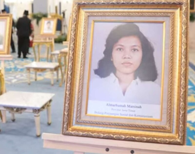 Foto Marsinah yang dipajang di Istana Kepresidenan sebelum upacara penganugerahan gelar Pahlawan Nasioanal, 10 Novemer 2025. (Foto: Tangkapan layar Youtube Prabowo Subianto)