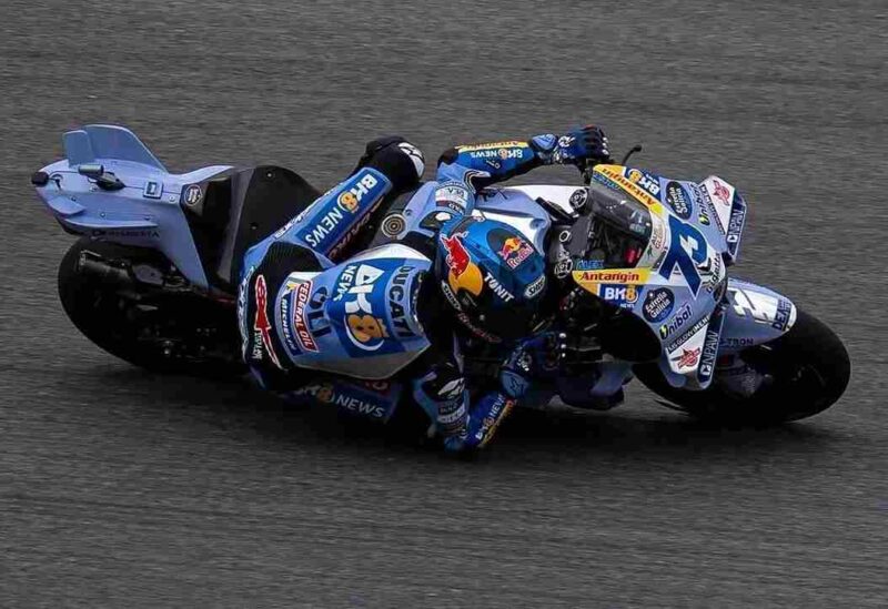 Pembalap Gresini Racing Alex Marquez saat memacu kendaraannya pada sesi practice MotoGP Portugal 2025 di Sirkuit Algarve, Jumat (7/11/2025) malam WIB (Foto: Instagram @gresiniracing)