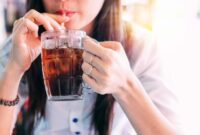 Ilustrasi seorang wanita mengonsumsi minuman bersoda. (Foto: Shutter Stock)