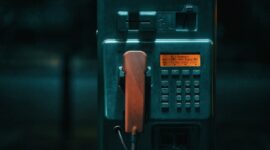 Awas! Suara Anda Bisa Dicuri Lewat Telepon: Mengungkap Modus Kloning Suara AI yang Marak (Ilustrasi: Unplash)