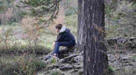 Ilustrasi seorang anak yang sedang termenung (Foto: pixabay)