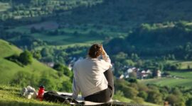 Ilustrasi Seorang wanita yang sedang termenung (Foto: Pixabay)