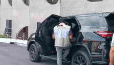 Salah seorang personil KPK melakukan penggeledahan di mobil dinas Plt Gubernur Riau SF Hariyanto (Foto: RRI/Femmy Asti Yofani)