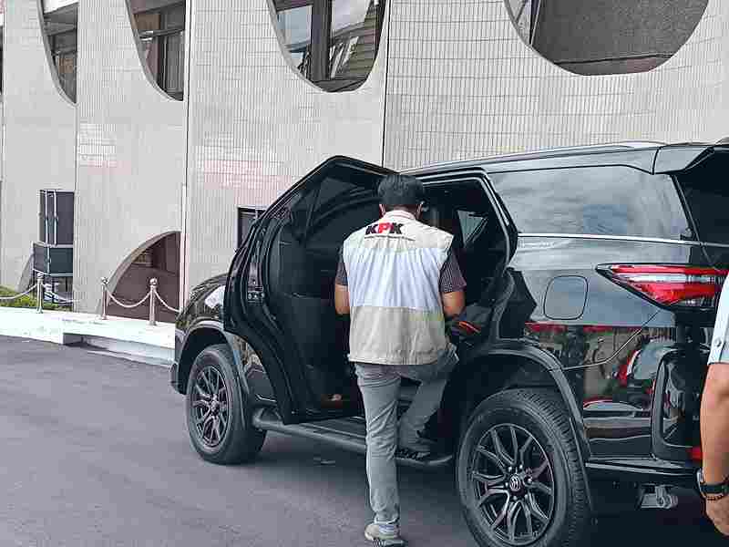 Salah seorang personil KPK melakukan penggeledahan di mobil dinas Plt Gubernur Riau SF Hariyanto (Foto: RRI/Femmy Asti Yofani)