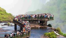 Ilustrasi membludaknya turis di Brasil.(SHUTTERSTOCK/Thiago B Trevisan)