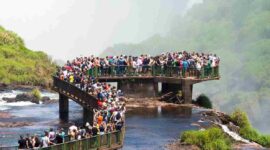 Ilustrasi membludaknya turis di Brasil.(SHUTTERSTOCK/Thiago B Trevisan)