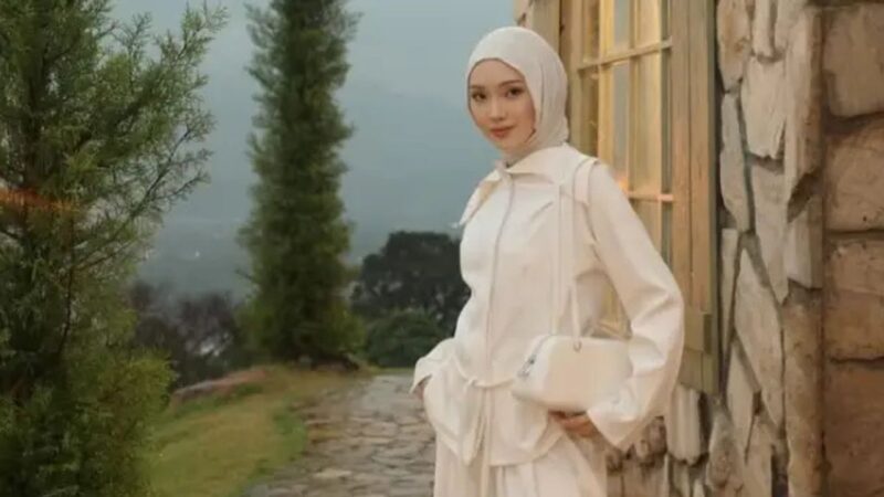 Mengenal Julia Prastini: Sosok Hafizah yang Viral di Balik Sorotan Netizen (Foto @juliaprt7Instagram) -